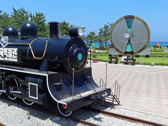 in einem Park am Meer steht seit dem Jahr 2000 zur Erinnerung an eine koreanische Seifenoper eine Sanduhr, deren acht Tonnen Sand genau ein Jahr zum Durchrieseln brauchen