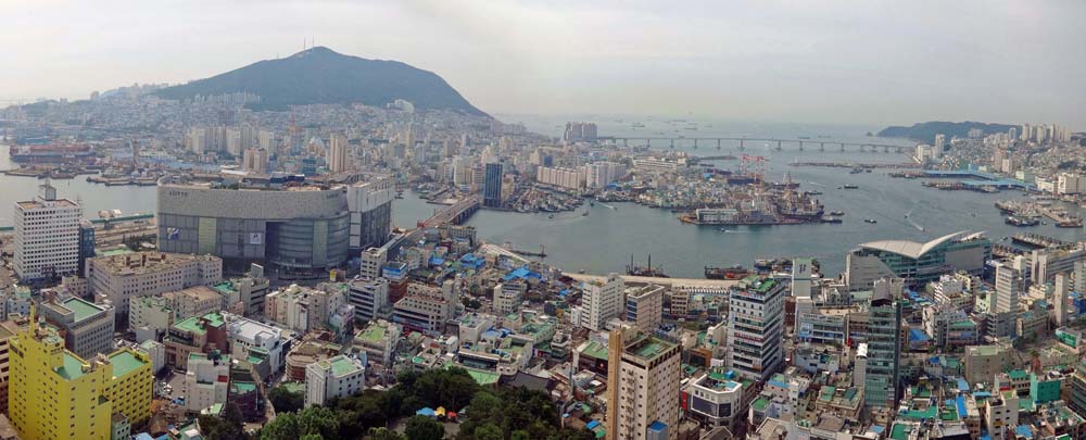 Ausblick vom Busan-Tower; hinter dem Südhafen die Insel Yeong-do, deren malerischer südseitiger Steilküste wir einen Besuch abstatten werden