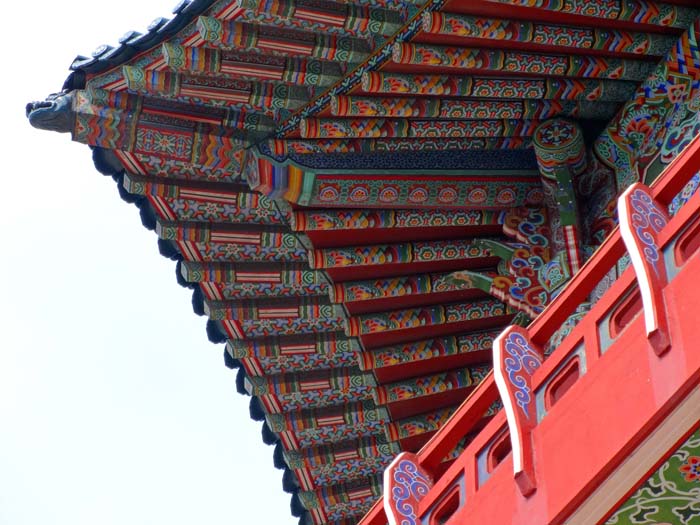 typisches Tempeldach, wie es hundertfach in Korea zu finden ist, von den Millionenstädten bis in entlegenste Berggebiete