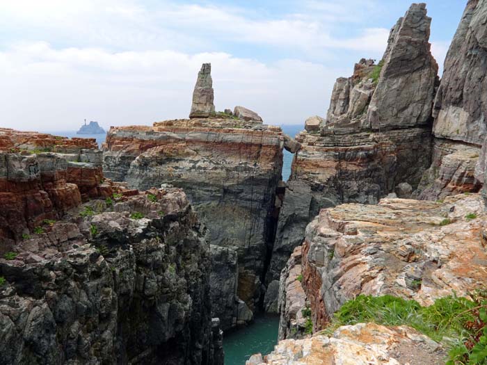 ... in eine bizarre Welt; links hinten die Teekessel-Insel