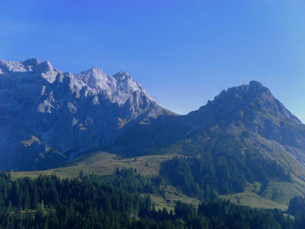 Taghaube (rechts) über der Schönbergalm von SW (Dienten); links der Bildmitte der Hochkönig