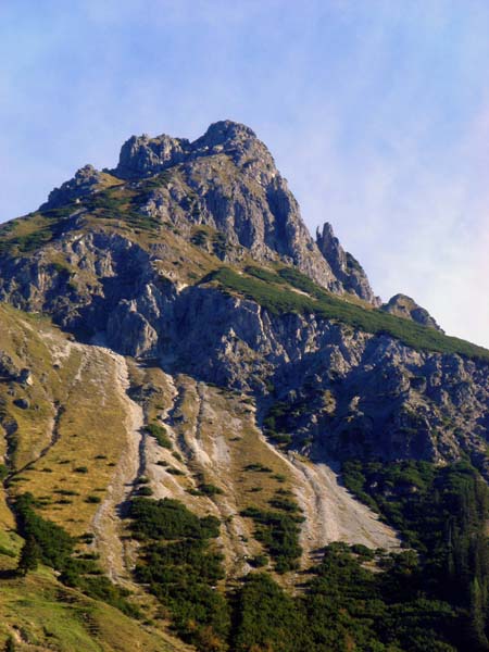 die Taghaube von SW (Schönbergalm); der Normalanstieg führt über die begrünte Rampe links oben