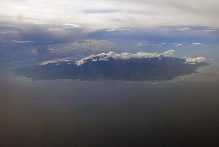 Tahiti von Norden; die Hauptstadt Papeete mit dem Flughafen liegt ganz rechts vorne, das gebirgige Inselinnere erreicht Höhen von über 2200 m