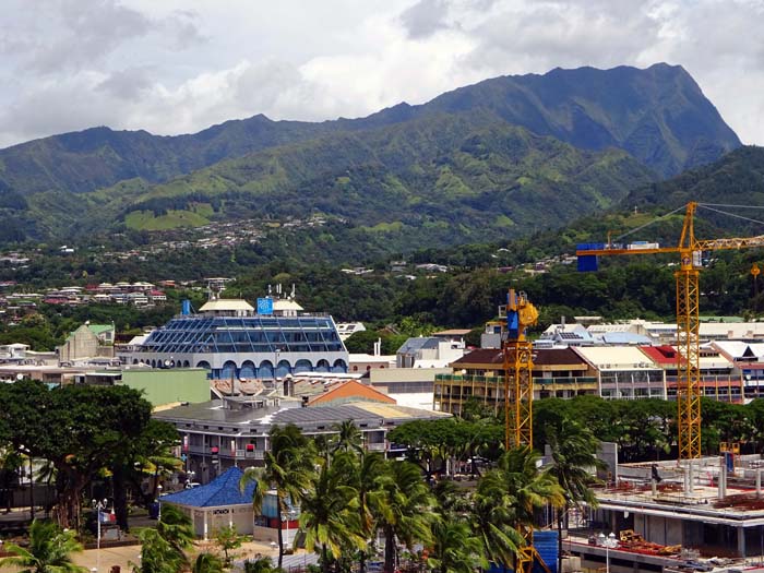 die Inselhauptstadt Papeete liegt am Fuß des über 2000 m hohen Mont Aorai (s. Archiv)