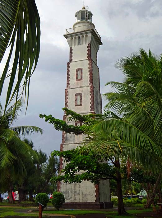 der besagte Leuchtturm aus dem Jahr 1867 steht auf historisch bedeutsamem Grund: an der Pointe Venus landeten wichtige europäische Entdecker wie Samuel Wallis auf der Dolfin, Antoine de Bougainville an Bord der Boudeuse, James Cook auf der Endeavour oder William Bligh auf der Bounty