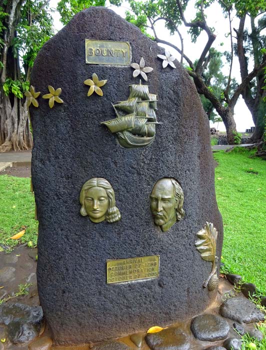 der Dreimaster HMS Bounty ging hier 1788 mit dem Auftrag vor Anker, Brotfruchtsetzlinge von Tahiti zu den Antillen zu bringen, um eine Ernährungsgrundlage für die dortigen Sklaven zu schaffen. Die Geschichte um Fletcher Christian, der die berühmt gewordene Meuterei anzettelte, ging mit dem Film von 1962 mit Marlon Brando in der Hauptrolle um die ganze Welt. Die Stele wurde 2005, exakt am gleichen Tag 217 Jahre nach der Landung an der Pointe Venus, von den Nachfahren der Meuterer errichtet