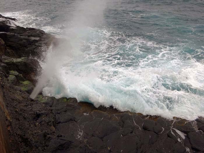 ... die spektakulären Blowholes unweit der Straße; bei stürmischer See werden durch den Wellengang Luft und Wasser durch die perforierte Decke von Lavahöhlen gepresst, ...