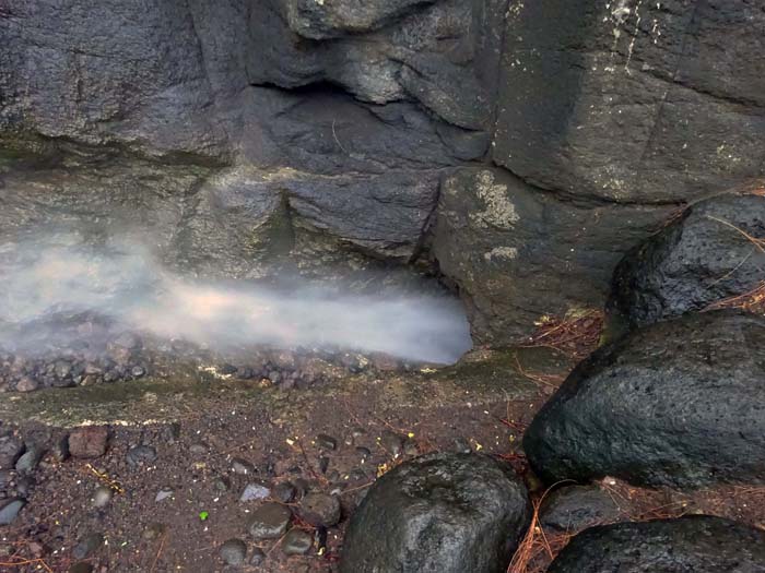 ... die - wie beim Ausatmen eines Wals - mit explosionsartigem Geräusch an der Oberfläche austreten