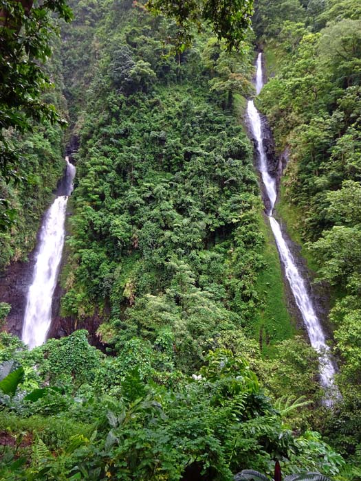 ... mit den Fällen Haamaremare Iti (100 m) und Rahi (40 m); solch imposante Wasserfallkessel sind auf den Inseln keine Seltenheit, aber kaum jemals so leicht erreichbar wie hier