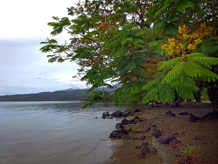 Tahiti Iti, das kleine Anhängsel der Insel, wirkt noch ländlicher als der einsame Osten Tahiti Nuis; hier ein gottverlassener Strand an der Westküste bei Paea