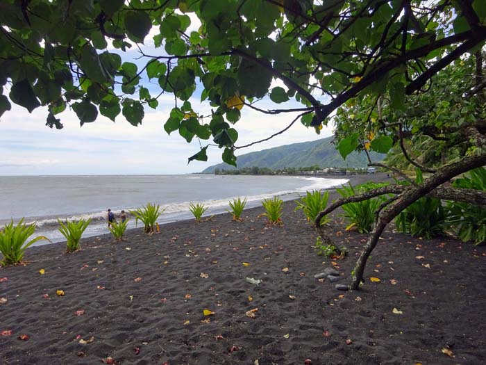 schon an der Südwestküste: Taharuu Beach ...