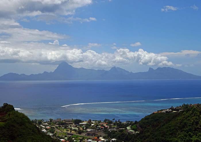 ... erreichen wir die südlichen Vororte Papeetes, unsere Inselrunde schließt sich (Blick aus dem Matatiatal gegen Westen auf Moorea)