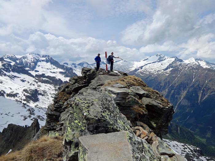 ... zum höchsten Punkt; Ullis Pickel weist zur Hochalmspitze