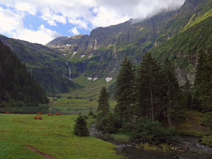 hoch über dem Hintersee der Tauernkogel (links, Gipfel in der Wolkenbank)