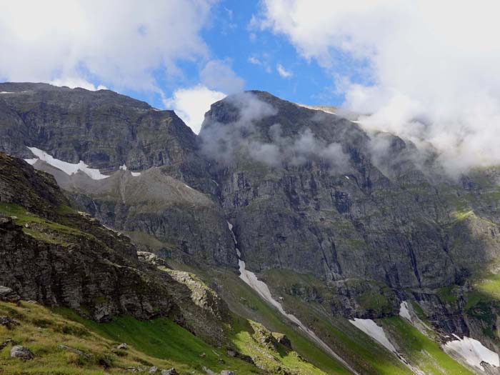 auf den Rossböden; rechterhand begleitet uns der kilometerlange Ostabsturz des Hollersbachkammes zwischen Tauernkogel und Hohem Herd - die Freiwand, in Bildmitte die markante Tauernklamm