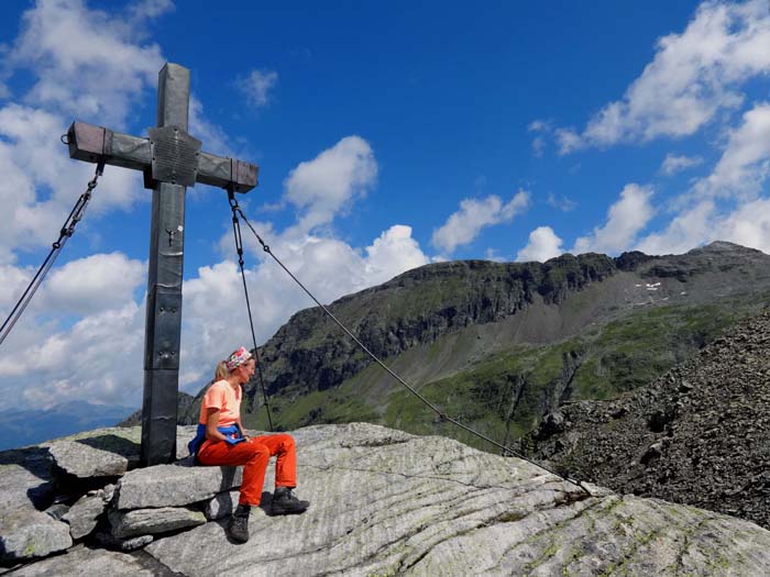 Ulli am Tauernkreuz, das den uralten Übergang vom Pinzgau nach Osttirol markiert; rechts oben das Hörndl, unser nächstes Ziel