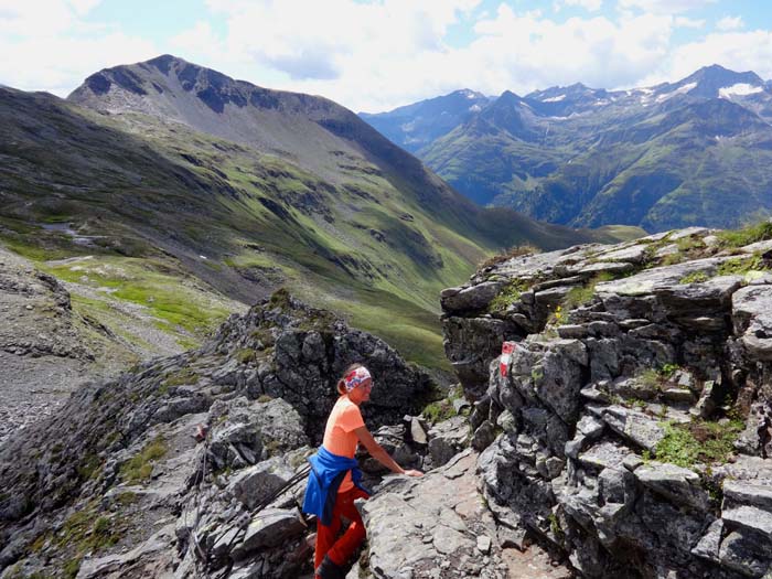 eine kurze Stelle am SO-Kamm des Weinbichl ist versichert; links der Messelingkogel, ebenfalls ein beliebtes Gipfelziel im Nahbereich der St. Pöltner Hütte 