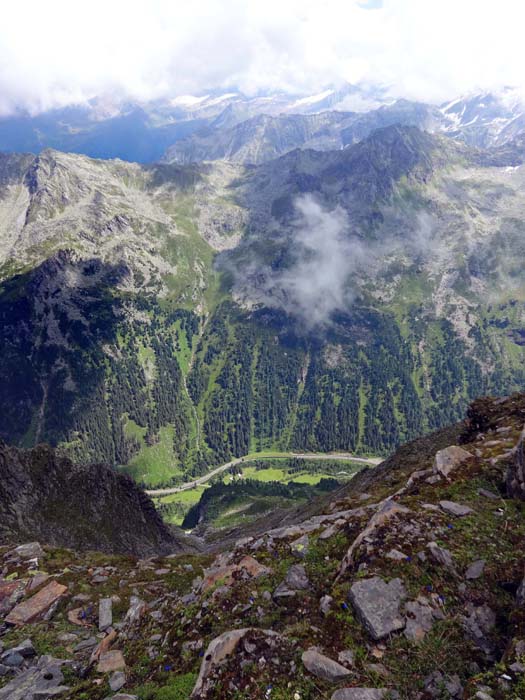 ... folgt die letzte Scharte vor dem Gipfelaufbau mit Tiefblick auf die Felbertauernstraße im Bereich Ödalm