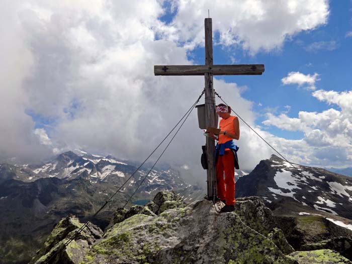 Gipfelkreuz am Hörndl, rechts der Hochgasser