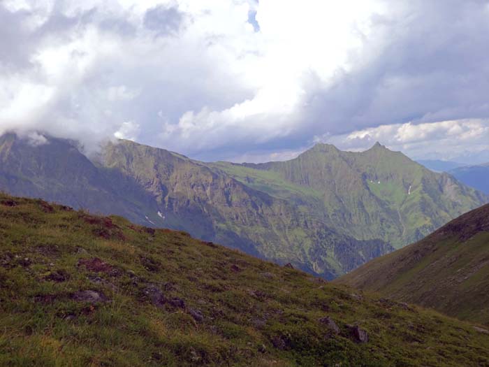 Blick von der Schrankeckscharte auf Hohen Herd (in den Wolken; s. Archiv Schitouren), Stubenkogel (Archiv Bergsteigen) und den kecken Pihapper, den Hausberg der Mittersiller