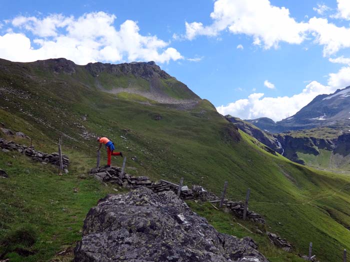 am Trassensteig kann man anschließend zum Hintersee absteigen oder (rechts hinüber) wieder zur St. Pöltner Hütte gelangen