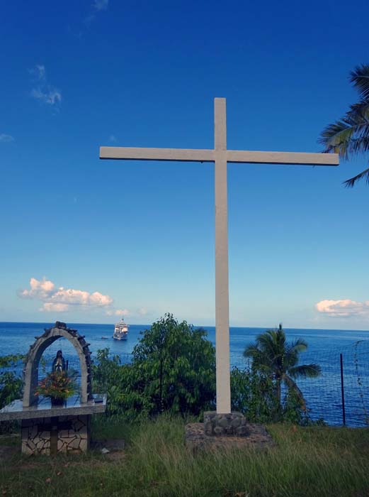 ... zur ersten Landmarke unserer Wanderung - dem Weißen Kreuz oberhalb von Omoa; das Versorgungsschiff liegt weit draußen vor Anker, der Hafen ist nur von kleineren Booten zu benutzen