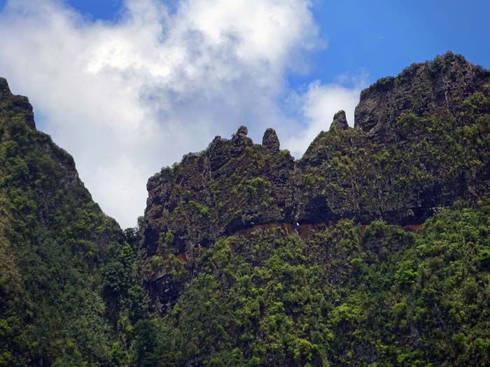 auch der Hauptkamm über dem Talschluss entpuppt sich hier als scharfe Felsschneide; das Felsfenster erinnert uns an den Mouaputa auf Moorea (s. Archiv)