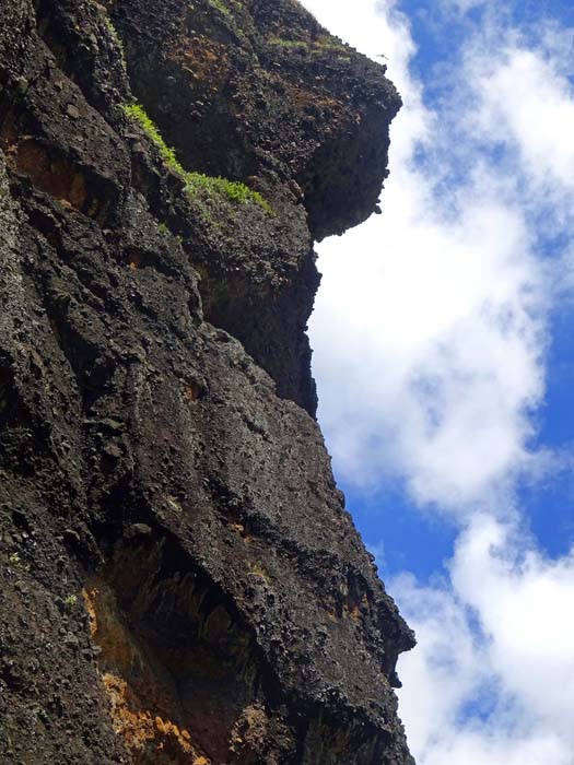 ... ans griechische Meteora (s. Archiv), der Fels weist aber leider nicht dieselbe Festigkeit auf und ist zum Klettern kaum geeignet