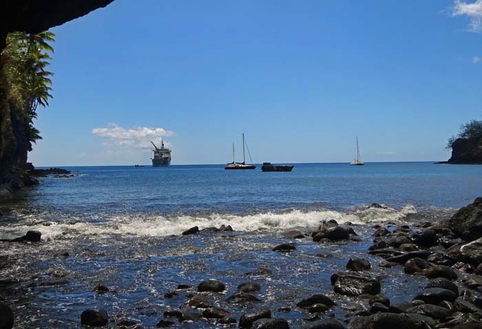 draußen in der Bucht kommen die Verladearbeiten auf der Aranui zu Ende