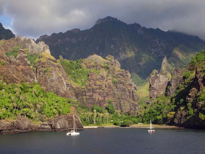 Rückblick in die Baie des Vierges, eine der schönsten Buchten der Marquesas