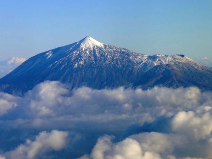 südwestl. angebaut der zweithöchste Gipfel des Massivs, der 3135 m hohe Pico Viejo; sein Krater misst 800 m im Durchmesser