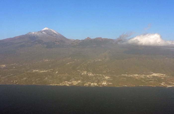 Teneriffas Westküste zeigt drei Gesichter, die unterschiedlicher nicht sein könnten: Auf einsame, wildeste Steilküste im Norden folgt ein gemäßigter Gürtel mit Bauernland und kleinen beschaulichen Städtchen (im Bild), südlich anschließend türmen sich die überlaufenen Touristenhochburgen mit ihren Hotelkomplexen und Freizeitparks