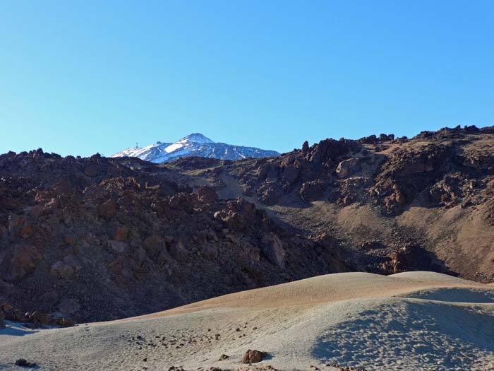 in den Cañadas, dem Inneren des gewaltigen Kraters, erschließt sich durch die gut ausgebaute Touristenstraße und einer aureichenden Zahl von Wanderwegen ein abwechslungsreiches Programm verschiedenster Landschaftsformen