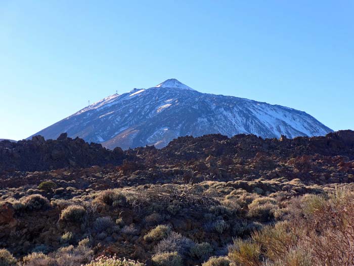 über einer zerklüfteten Hochfläche erkalteter Lava throhnt dann die höchste Erhebung Spaniens; der Normalweg über das Refugio de Altavista führt an dieser Seite empor, links die bis auf 3555 m führende Seilbahn