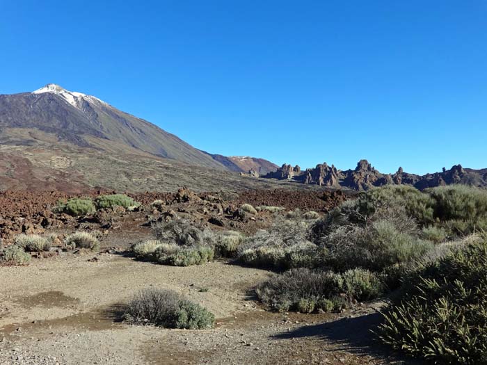 nach Passieren der berühmten Roques de García nähern wir uns im Llano de Ucanca ...