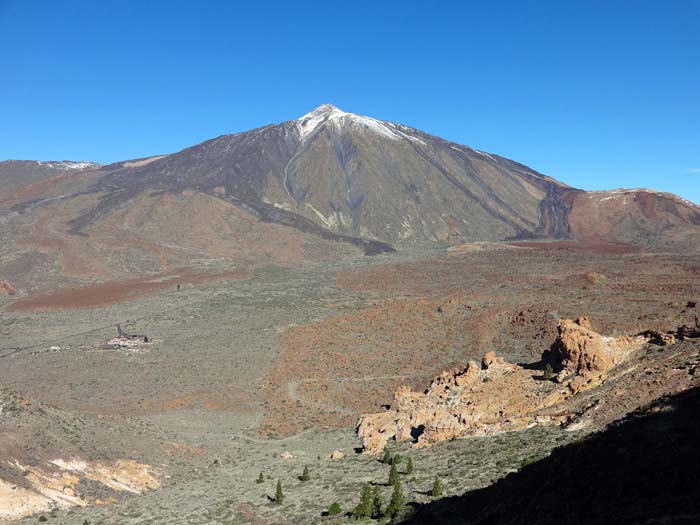 Blick vom Beginn des Aufstiegs auf den Pico de Teide; links das Besucherzentrum Parador, rechts der tolle Klettergarten Cañada del Capricho