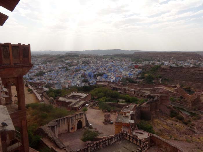 von den höheren Teilen der Burg genießt man einen überwältigenden Ausblick auf die „Blaue Stadt“; mittels einer fünfteiligen Flying-Fox-Anlage kann man zwischen den Wehrbauten durch die Lüfte schweben