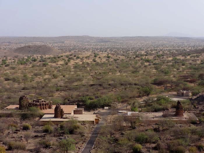 die vergessenen Tempel von Kiradu 35 km westlich der Stadt Barmer tauchen vereinzelt wieder in der Literatur auf; bis 2014 Sperrgebiet, existiert heute immerhin schon ein asphaltierter Zufahrtsweg