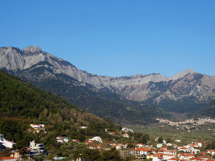 in einem eigenen Bericht besteigen wir den 1204 m hohen Ypsárion (links) und überschreiten den gesamten Kamm nach rechts bis auf den Profitis Ilias, 1100 m