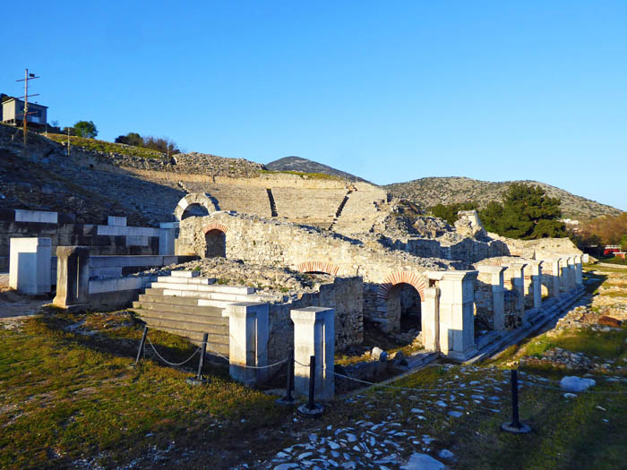 im antiken Theater von Philippi fanden lange vor Christus tatsächlich schon Theateraufführungen statt, die Römer bauten es für Gladiatoren- und Tierkämpfe um; vor 40 Jahren wirkte Erich hier in einem klassischen Kammermusikkonzert mit und heute singt er mit seinen Damen bei Sonnenuntergang ein dreistimmiges Kärntnerlied - so ändern sich die Zeiten