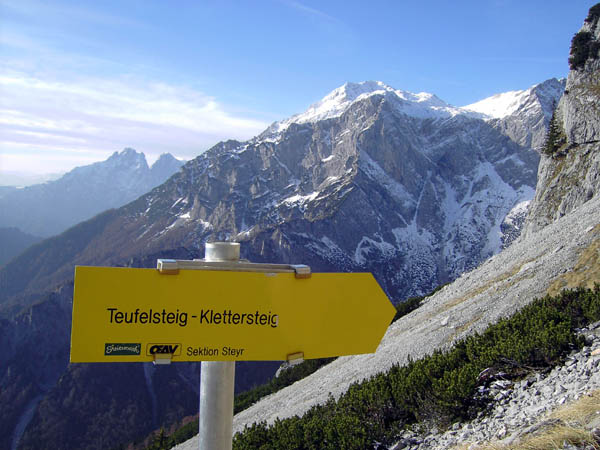 die Abzweigung zum Klettersteig, dahinter der Große Buchstein