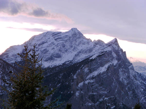 unmittelbar gegenüber der Hochscheibenalm ragt die Planspitze NO-Wand und das Hochtor in den abendlichen Himmel