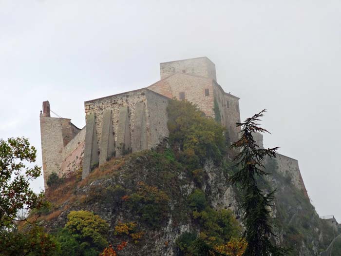 von der Poebene kommend ist der Landschaftswechsel besonders augenfällig: die uralte Bergstadt Verucchio mit ihrer Burg