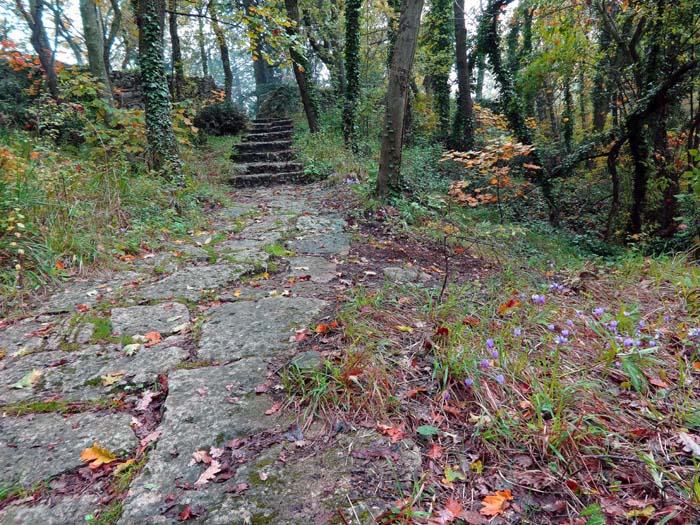 der Weg zur Salita al Montale auf der Kammhöhe ist mit großen Steinplatten gepflastert