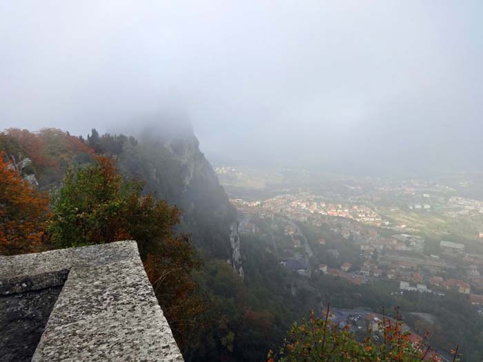 die umfangreichste Befestigungsanlage versteckt sich drüben am eingenebelten Südgipfel: der 1. Turm La Rocca