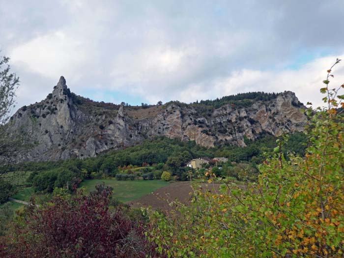 wir setzen unsere Fahrt gegen Südwesten ins Herz des Apennin fort; die bäuerliche Landschaft zeigt immer wieder bizarre Akzente