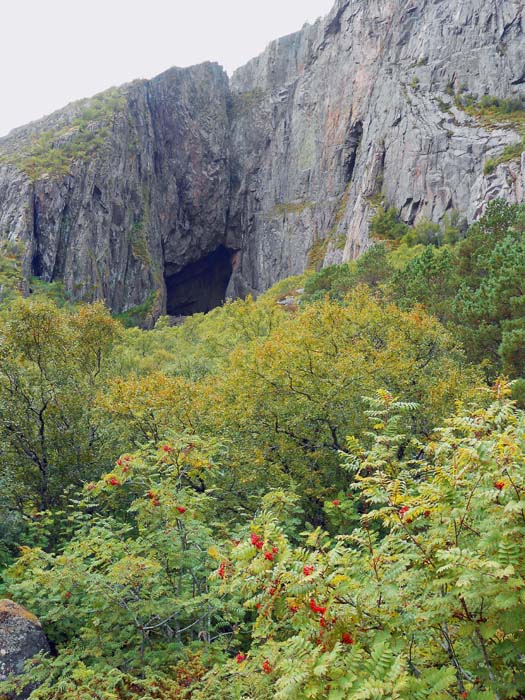 der östliche Eingang der Durchgangshöhle