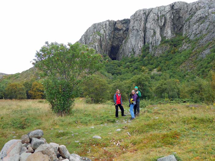 grüne Wiesen ziehen an der SW-Seite bis zum Strand hinunter, eine gemütliche Küstenwanderung führt zurück zum Parkplatz