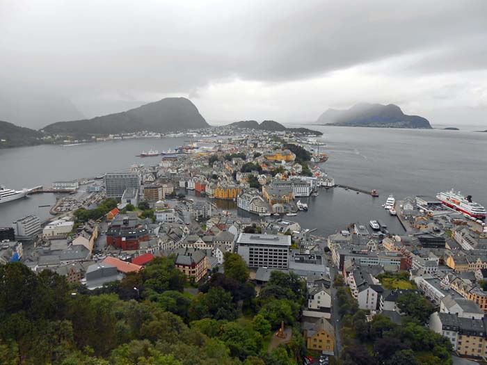 Ålesund ist vielleicht die schönste Stadt Norwegens, hier der Blick vom 189 m hohen Hausberg Aksla; eine umgekippte Petroleumlampe ließ in einer Jännernacht des Jahres 1904 im Stadtzentrum 850 Holzhäuser innerhalb von Minuten in Flammen aufgehen; ...