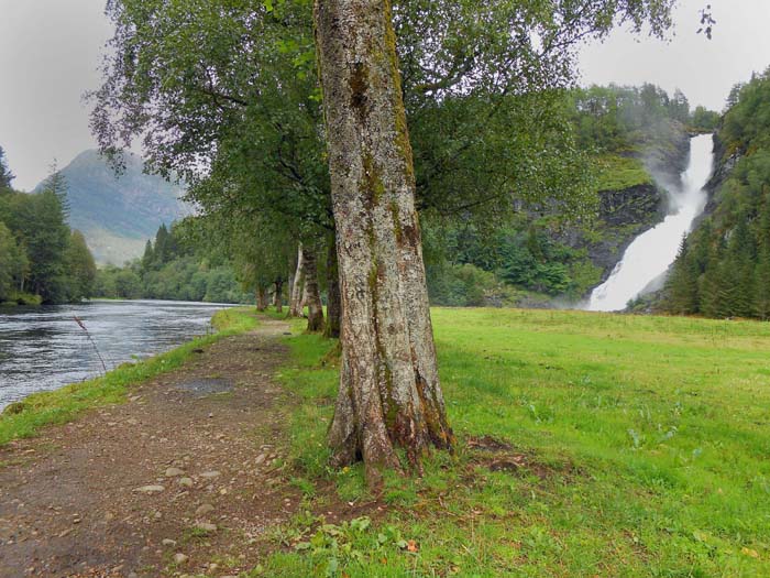 auf dem Weg durchs Fjordland nach Süden; der Huldefoss bei Førde - solche Wasserfälle sind in Norwegen keine Seltenheit